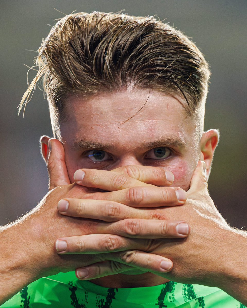 من بين كل المهاجمين الصغار بالعمر حالياً البارزين واللي من الأفضل تهديفياً

متأكد وقت ماينتقل فيكتور جيوكريس إلى أحد أندية التوب راح يكون الأفضل بينهم وبيكون فارق عنهم بشكل كبير 

لأنه يمتلك جودة كبيرة بالكُرة ومميز بالتسجيل والصناعة ومفيد حتى خارج البوكس إنتاجي وشامل

متكامل🪄⭐️