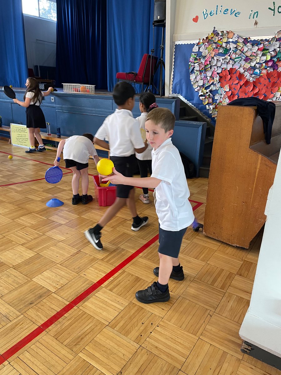 St_monicas_prim's tweet photo. P3b have been working hard on their ball &amp; racket skills this week in PE  🎾 https://t.co/Mpi2BP2FDW
