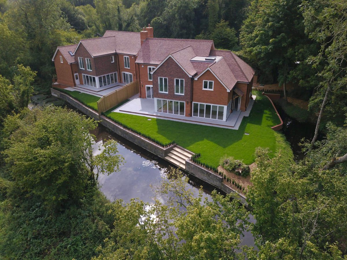 FOR SALE

Book a viewing early to avoid disappointment

search.savills.com/property-detai…