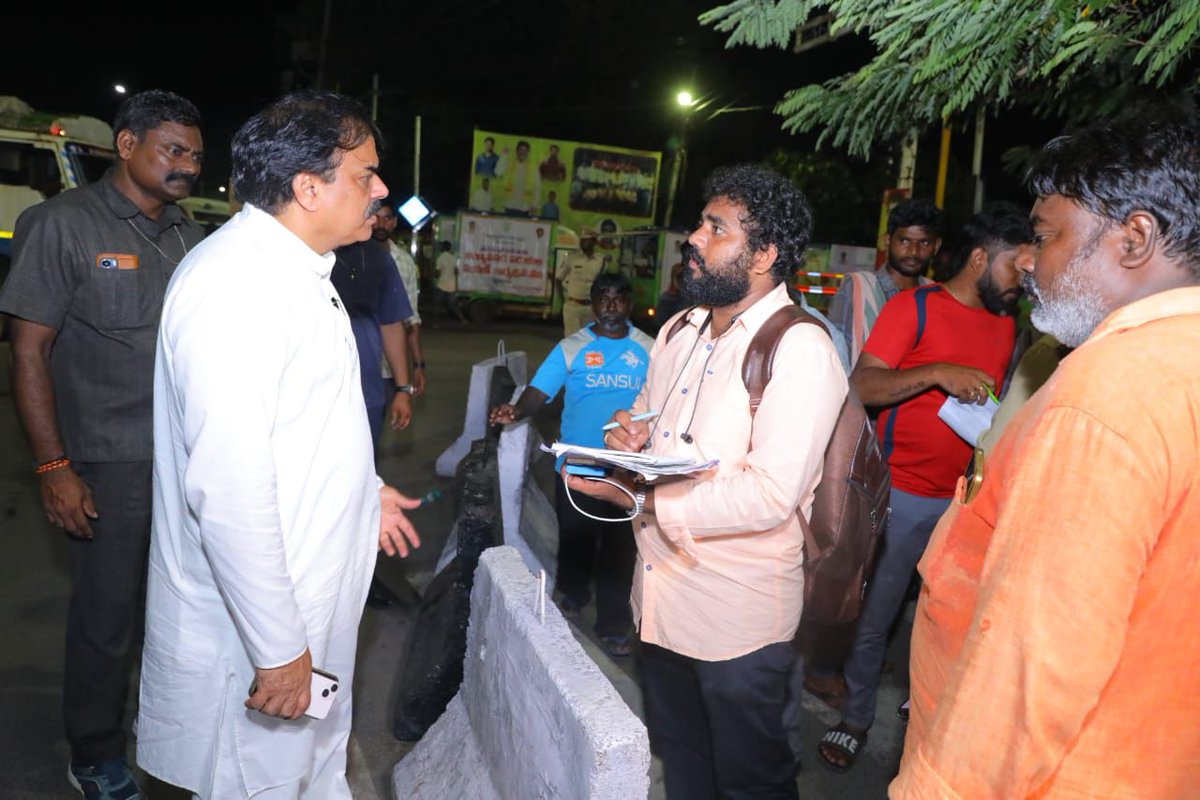 JanaSenaParty's tweet photo. వర్షాన్ని సైతం లెక్క చేయకుండా వరద బాధితుల సహాయక చర్యల్లో పాల్గొంటున్నారు రాష్ట్ర ఆహార పౌరసరఫరాల శాఖ మంత్రి శ్రీ @mnadendla గారు. ఉదయం నుంచి ఉచిత నిత్యావసర సరుకుల పంపిణీ కార్యక్రమo పర్యవేక్షిస్తున్నారు. రాత్రి 9 గంటలు కావస్తున్నా, వర్షంలోనూ విజయవాడ, బీఆర్టీఎస్ రోడ్డులో దగ్గరుండి ఎమ్.డి.యు. వాహనాల్లో నిత్యావసర సరుకులు నింపి పంపే ప్రక్రియను పరిశీలిస్తున్నారు. ప్రతి వాహనాన్ని స్వయంగా తనిఖీ చేస్తూ అన్ని రకాల సరుకులు ఉన్నాయా? లేదా? చూసి వరద బాధితులకు ఇళ్లకు చేర్చే విధంగా ఏర్పాట్లు చేస్తున్నారు. @AndhraPradeshCM
@APDeputyCMO #AndhraPradeshFloods #APGovtWithFloodVictims