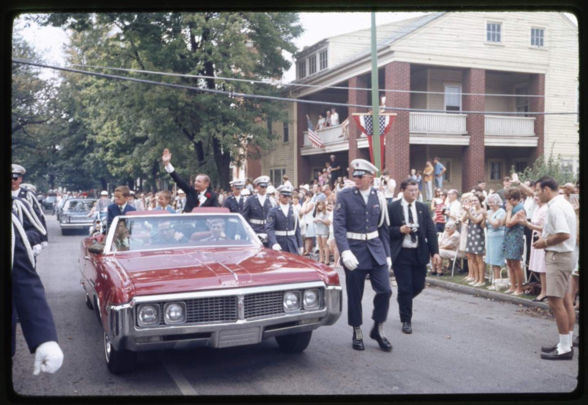 National Air and Space Museum (@airandspace) on Twitter photo 55 years ago today, Neil Armstrong was welcomed home to Wapakoneta, Ohio, with a parade and celebration. Bob Hope was marshal for the parade and the Goodyear Blimp made an appearance as well: s.si.edu/3MA1yhX
📷: <a href="/OhioHistory/">Ohio History Connection</a> 55 years ago today, Neil Armstrong was welcomed home to Wapakoneta, Ohio, with a parade and celebration. Bob Hope was marshal for the parade and the Goodyear Blimp made an appearance as well: s.si.edu/3MA1yhX
📷: <a href="/OhioHistory/">Ohio History Connection</a>
