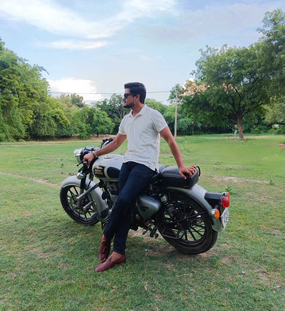 PrateekRajwada's tweet image. एक अकेला दुनिया भर से लड़ जाता है
तन्हाई को सब कुछ सहना पड़ जाता है
जितने में सारी दुनिया को समझा लें हम 
उससे ज्यादा तुमसे कहना पड़ जाता है

:कुंवर प्रतीक सिंह

#kunwarSahab
#kuwarprateeksingh #hindisahitya
#kuwarprateeksinghshayri 
#कुंवरप्रतीकसिंह #GOAT #Hindi