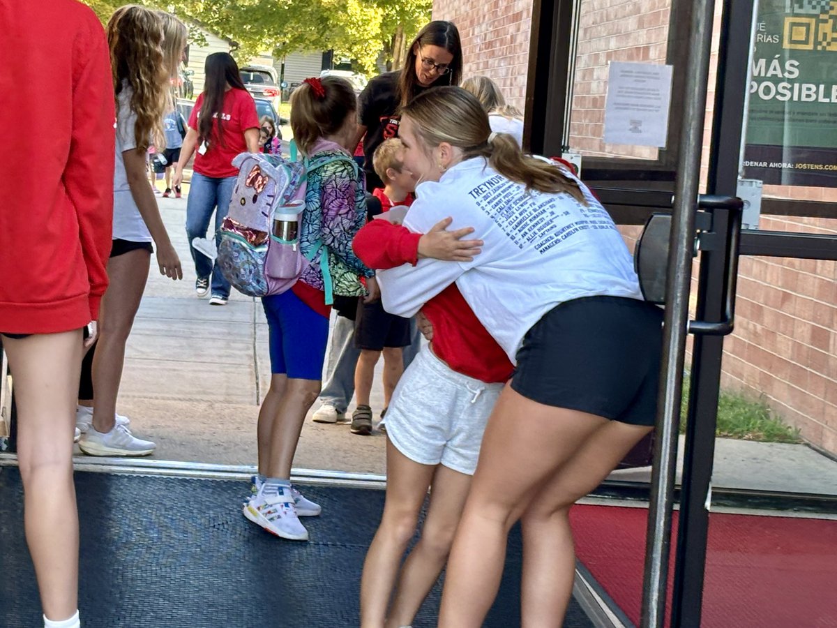 TreynorVball's tweet photo. 🙌Spent the morning welcoming the elementary students! Love the smiles and energy!🙌 https://t.co/bckGZwfsWj