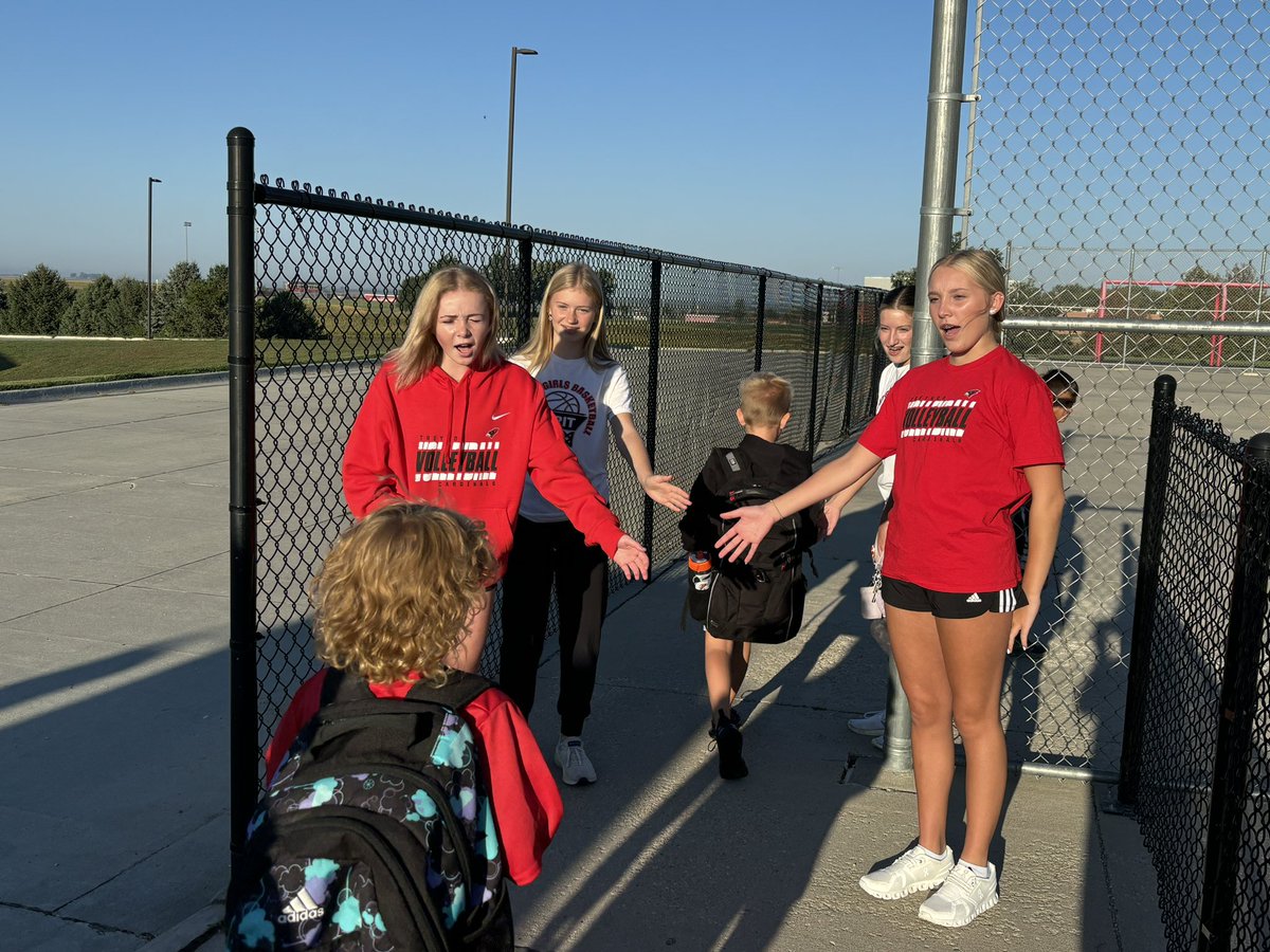 TreynorVball's tweet photo. 🙌Spent the morning welcoming the elementary students! Love the smiles and energy!🙌 https://t.co/bckGZwfsWj