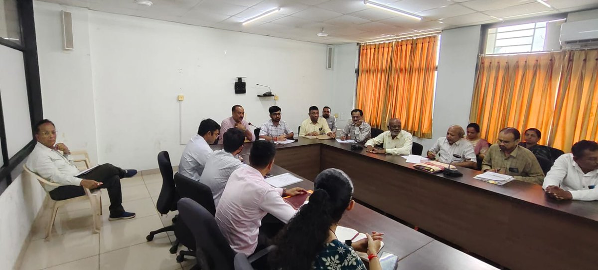 આજરોજ જુનાગઢ શહેર અને ગ્રામ્યની તાલુકા સંકલન અને ફરિયાદ સમિતિ, પુરવઠા સલાહકાર સમિતિ અને લેન્ડ કમિટીની બેઠક કરાઈ. ધારાસભ્યશ્રી અન્ય આગેવાનો અને અધિકારીઓ હાજર રહ્યા. વિવિધ પ્રશ્નો અંગે ચર્ચા કરાઇ.
<a href="/CMOGuj/">CMO Gujarat</a> <a href="/JayantiRavi/">Jayanti Ravi</a> <a href="/collectorjunag/">Collector Junagadh</a> <a href="/Sanjay_Koradia/">Sanjay Koradia</a>