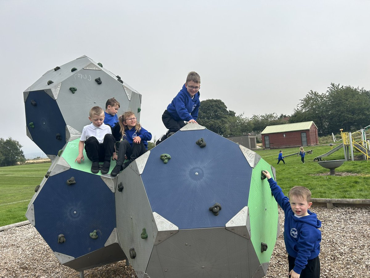 MrsGallAPS's tweet photo. Another busy week in P1! We have asked to learn about pirates and gathered our I wonder questions. Lots of fine motor skills work including cutting this week🏴‍☠️. We took books home from our school library and explored our local park @airthprimary https://t.co/EoM8uiQwoX
