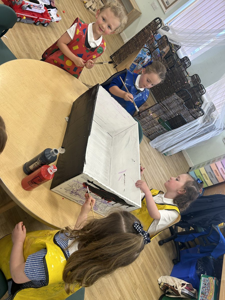 MrsGallAPS's tweet photo. Another busy week in P1! We have asked to learn about pirates and gathered our I wonder questions. Lots of fine motor skills work including cutting this week🏴‍☠️. We took books home from our school library and explored our local park @airthprimary https://t.co/EoM8uiQwoX
