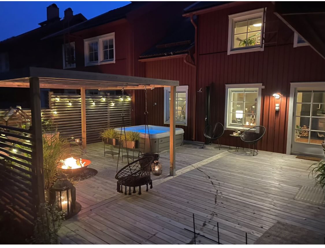 Snart kommer huset med hockeybadet ut till försäljning. Passa på att slå till. Kan inkludera TV-play ett år i dealen så bor ni typ gratis första månaderna 🛁🏒🥅