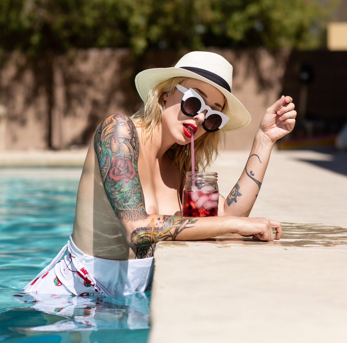 Get it in before it’s over #pooltime 💦💦

Who wants to swim with @itshunterraine ????

📸: <a href="/freekhustler/">Freekhustler</a>