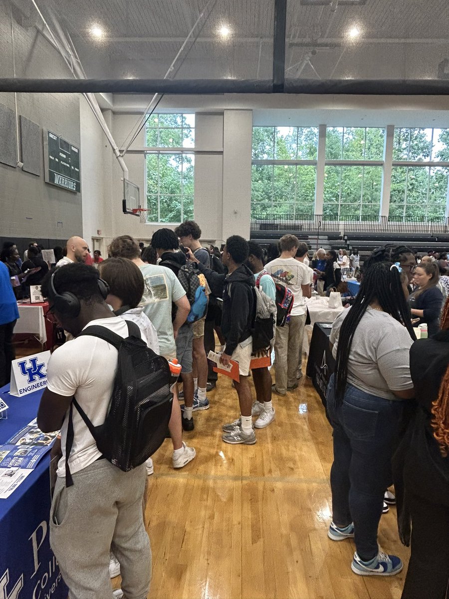 APSNAWarriors's tweet photo. Over 200 college reps from across the country at the Annual NAHS College Fair. #GoWarriors https://t.co/dv1rRVijjz