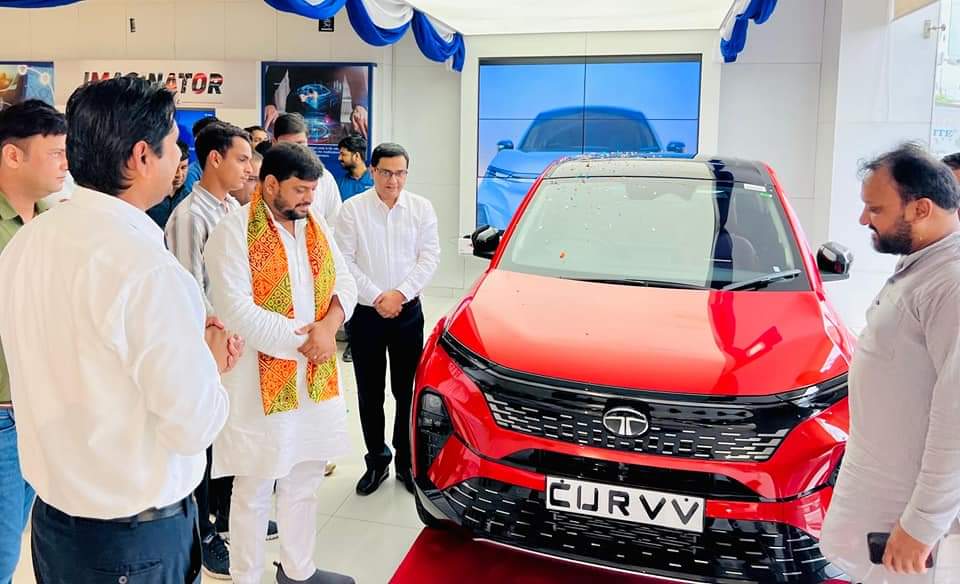 NaveenGoyal4GGM's tweet photo. आज हीरो होंडा चौक के समीप स्थित टाटा हिमगिरि शोरूम में टाटा कंपनी की नई गाड़ी "टाटा कर्व" की लॉन्चिंग के मौके पर जाना हुआ।

इस दौरान अत्याधुनिक सुविधाओं से युक्त TATA CURVV का अवलोकन किया तथा शोरूम के संचालक व सभी स्टाफ सदस्यों को बधाई दी।

टाटा समूह गुणवत्ता और विश्वसनीयता की बेहतरीन मिसाल है। टाटा मोटर्स की गाड़ियां मजबूत होने के साथ ही इकोफ्रेंडली भी होती हैं जो हमारे #गुरुग्राम की आबोहवा के लिए भी अनुकूल हैं।

#लड़ेंगे #जीतेंगे
#गुरुग्राम_मांगे_नवीन_गोयल