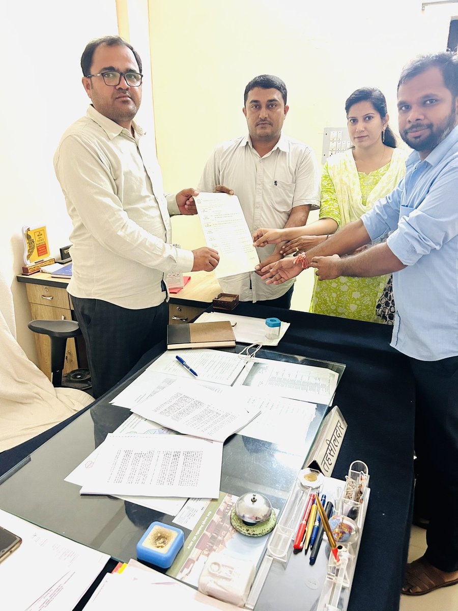 #Raniwara: पटवार संघ का विरोध प्रदर्शन

ऑनलाइन गिरदावरी एप की समस्याओं को लेकर सौंपा ज्ञापन, तहसीलदार महोदय श्री रामलाल जाट को सौंपा ज्ञापन... 

#Rajasthan @SanchoreDm <a href="/DIPRRajasthan/">सूचना एवं जनसम्पर्क विभाग, राजस्थान सरकार</a> <a href="/RajSampark/">Rajasthan Sampark</a> <a href="/CMHelpdesk/">Rajasthan CM Helpdesk</a>