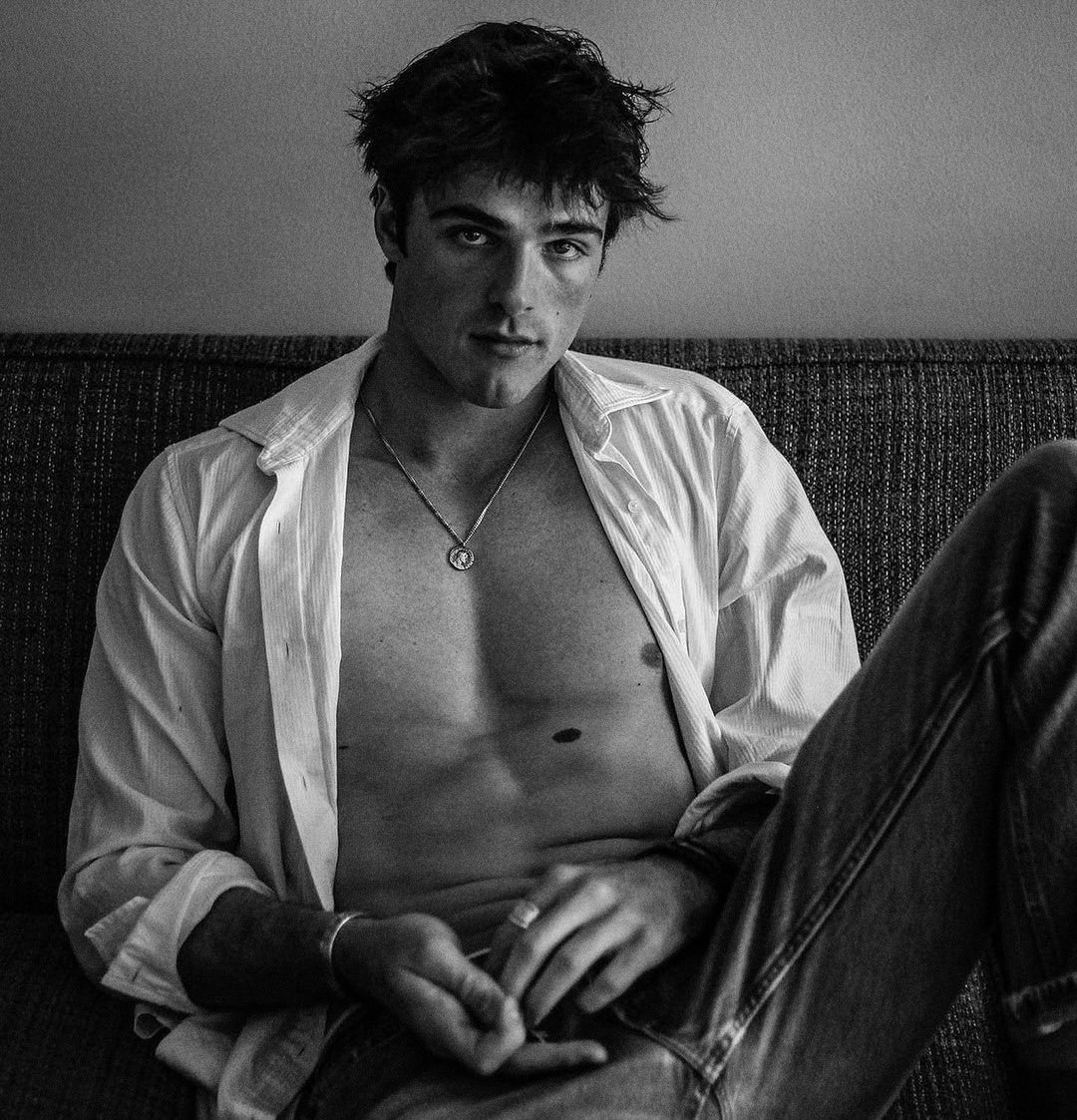 PopBase's tweet photo. Jacob Elordi references Taylor Swift in a new interview about his upcoming queer film with two characters having a ‘constant pull’ to each other:

“I believe Taylor Swift calls it an ‘invisible string.’” https://t.co/PLknEb4UWD