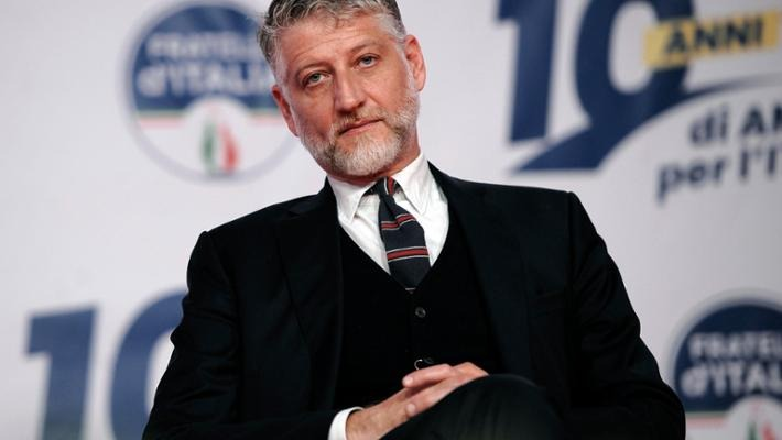 ultimora_pol's tweet photo. Chi è Alessandro Giuli ❓

Nato a Roma nel 1975, ha militato negli anni '90 nel movimento di estrema destra e terzoposizionista Meridiano Zero. Dopo aver interrotto gli studi di filosofia alla Sapienza, ha intrapreso la carriera giornalistica collaborando con diverse testate, tra cui Il Foglio, Linkiesta, Il Tempo e Libero. Nel 2017 è stato direttore della rivista Tempi. Nel 2022 è stato nominato presidente della Fondazione MAXXI dal ministro Gennaro Sangiuliano. In seguito alle dimissioni di quest'ultimo, viene nominato dalla premier Giorgia Meloni come nuovo ministro della Cultura.

@ultimora_pol