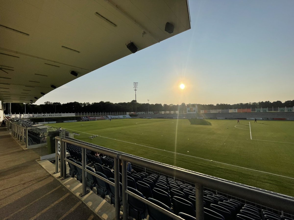 maageDK's tweet photo. Så det fredag. ! Hvad skal man så lave andet end se #Livefodbold #2.division #FCHSIK https://t.co/HMtSMTOgko