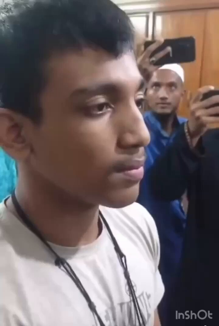 _Direct_News's tweet photo. Une foule #islamiste a pu entrer dans un commissariat de police au #Bangladesh et convaincre les officiers de les laisser lyncher un garçon #hindou de 15 ans nommé #UtsobMandal pour blasphème contre le prophète Mahomet. https://t.co/CHUSK2dyNz #Utsob est probablement mort aujourd'hui. Utsob avait récemment alerté sur X sur la violence islamiste contre les hindous au Bangladesh. Son pseudo était @utsob67293
[par @visegrad24]