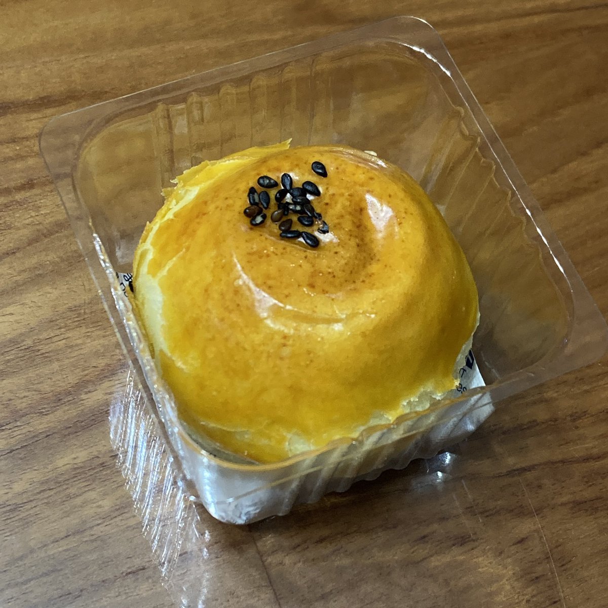 今年第一個月餅🥮
感謝C哥在我困(堡)難(拉)的時候
因為murmur一句好想吃月餅就默默帶了幾個回來

希望我吃了沒事🤞

歐對了
他也很貼心的帶了半罐整腸藥回來
叫我拿去吃🤣