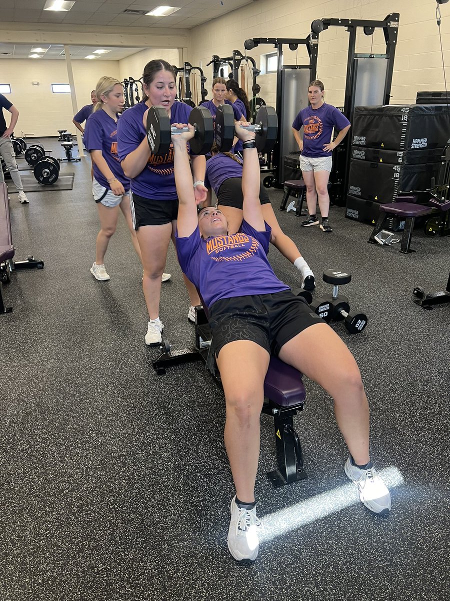 wnmu_sb's tweet photo. On Friday's we lift.....

💪🏋️‍♀️HEAVY! 🏋️‍♀️💪 https://t.co/la1nWegcV4