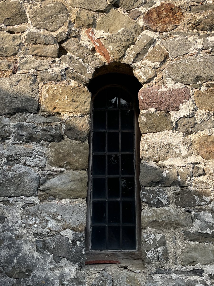 Some delicious features and grotesques to be found around St Mary’s Llanfair-ar-y-bryn Church Nr Llandovery.

Quite the day to celebrate external lime finishes. Clear evidence on the south Nave wall.

#conservation #stmary #lfg #visitwales