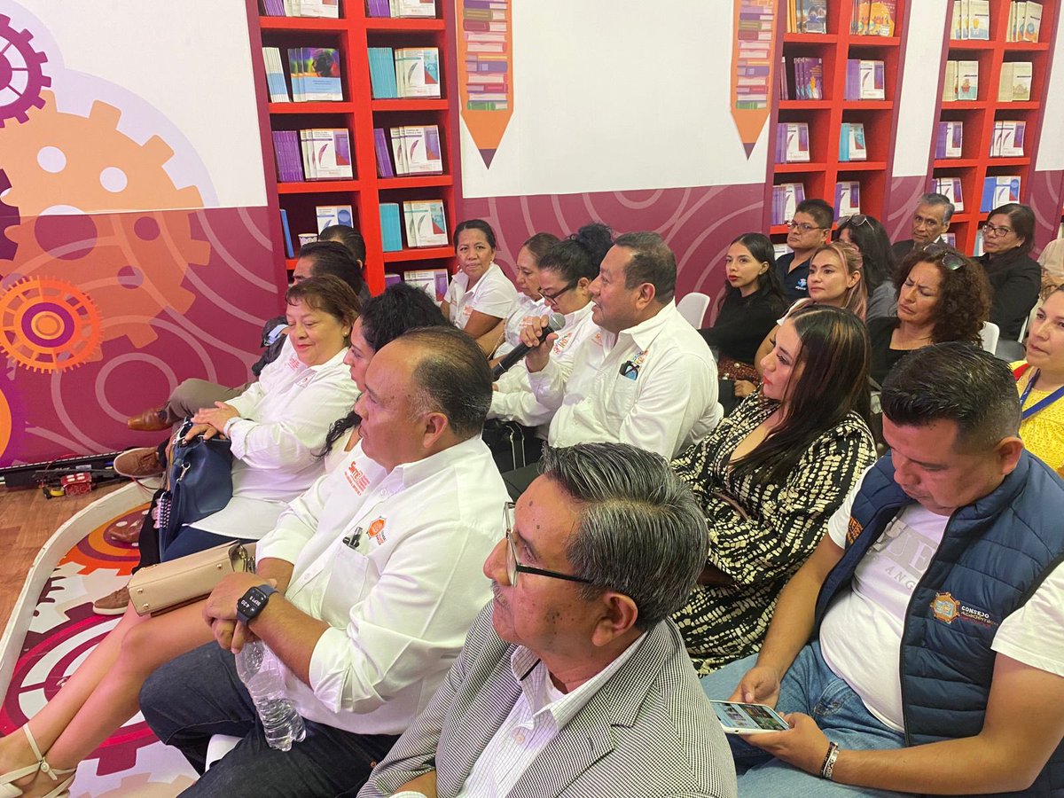 #PalabraDeMaestro

📙Libro | "La importancia de las habilidades filosóficas en el aula de la educación secundaria", del Prof. Jesús Gerardo Hernández Ortiz, Sección 36 #EdoMéx | Destaca la necesidad de fomentar la reflexión, el análisis y el humanismo para formar jóvenes críticos