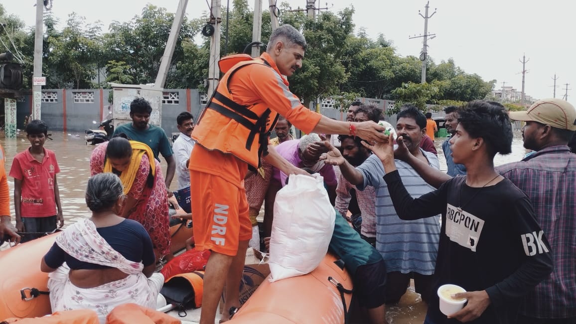 NDRFHQ's tweet image. 🔶Relief supplies distributed in coordination with civil adm
🔶Medical assistance is being extended to those in need

#Committed2Serve #NDRF4U
#आपदा_सेवा_सदैव_सर्वत्र 🙏🙏

@HMOIndia 
@PIB_India 
@PIBHomeAffairs 
@pibvijayawada 
@ANI