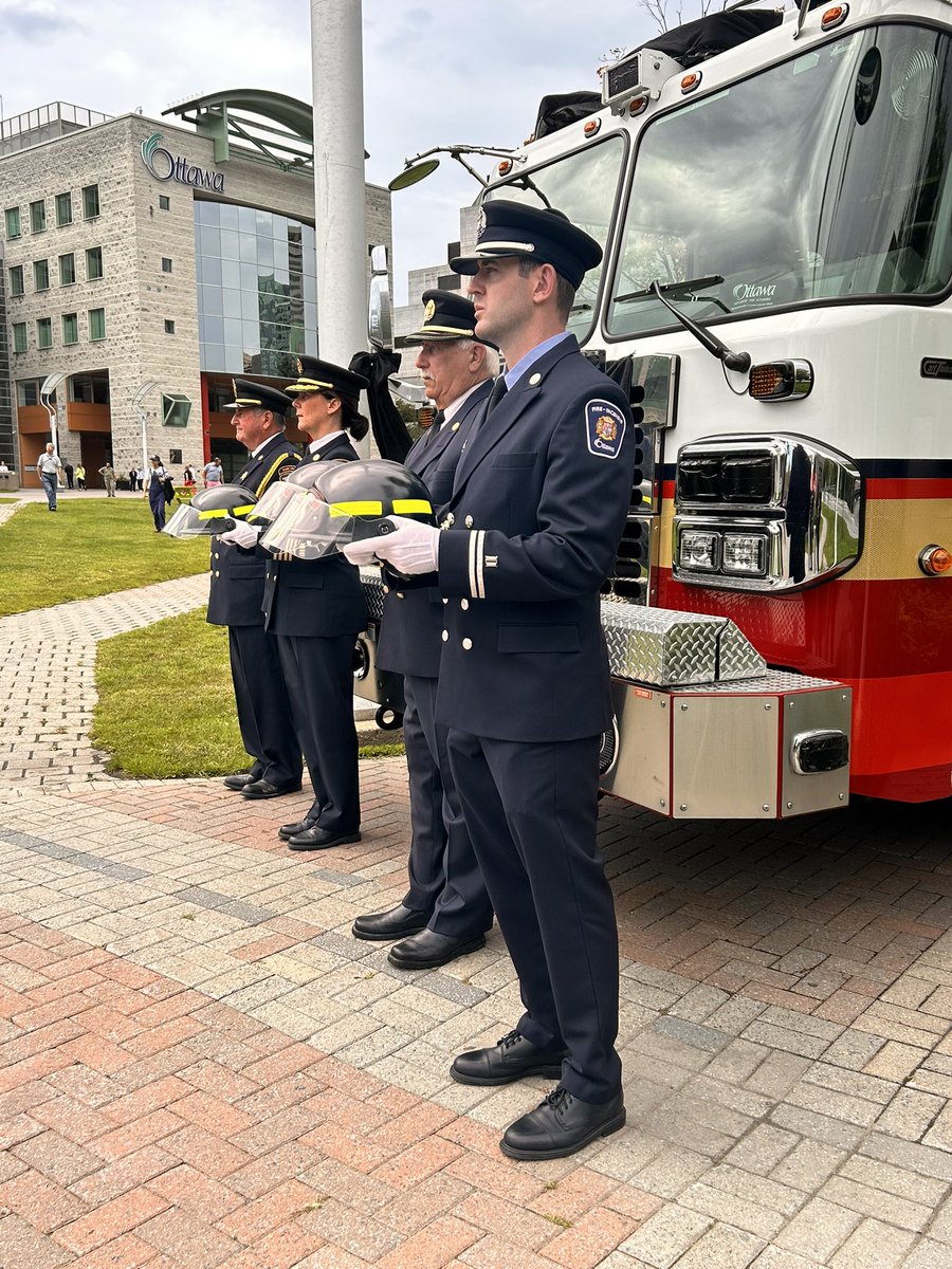 _MarkSutcliffe's tweet photo. Everyday @OttFire firefighters risk their lives to save others. It takes an incredible amount of courage, resilience and sacrifice. Today, our fallen firefighters, who made the ultimate sacrifice while on duty, and their loved ones were honoured. 

Aujourd'hui, nous avons pris un moment pour rendre hommage aux pompiers décédés et à leurs proches qui ont fait le sacrifice ultime dans l'exercice de leurs fonctions.