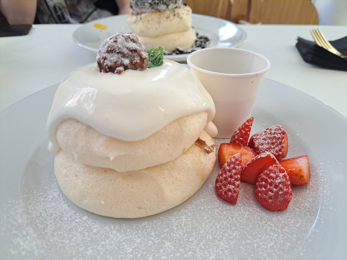 I am determined to squeeze in as much joy as possible before the end of the summer. Today I enjoyed town in the sunshine and got the most amazing fluffy pancakes from <a href="/fluffyfluffyuk/">Fluffy Fluffy UK | Soufflé Pancake</a> 😋