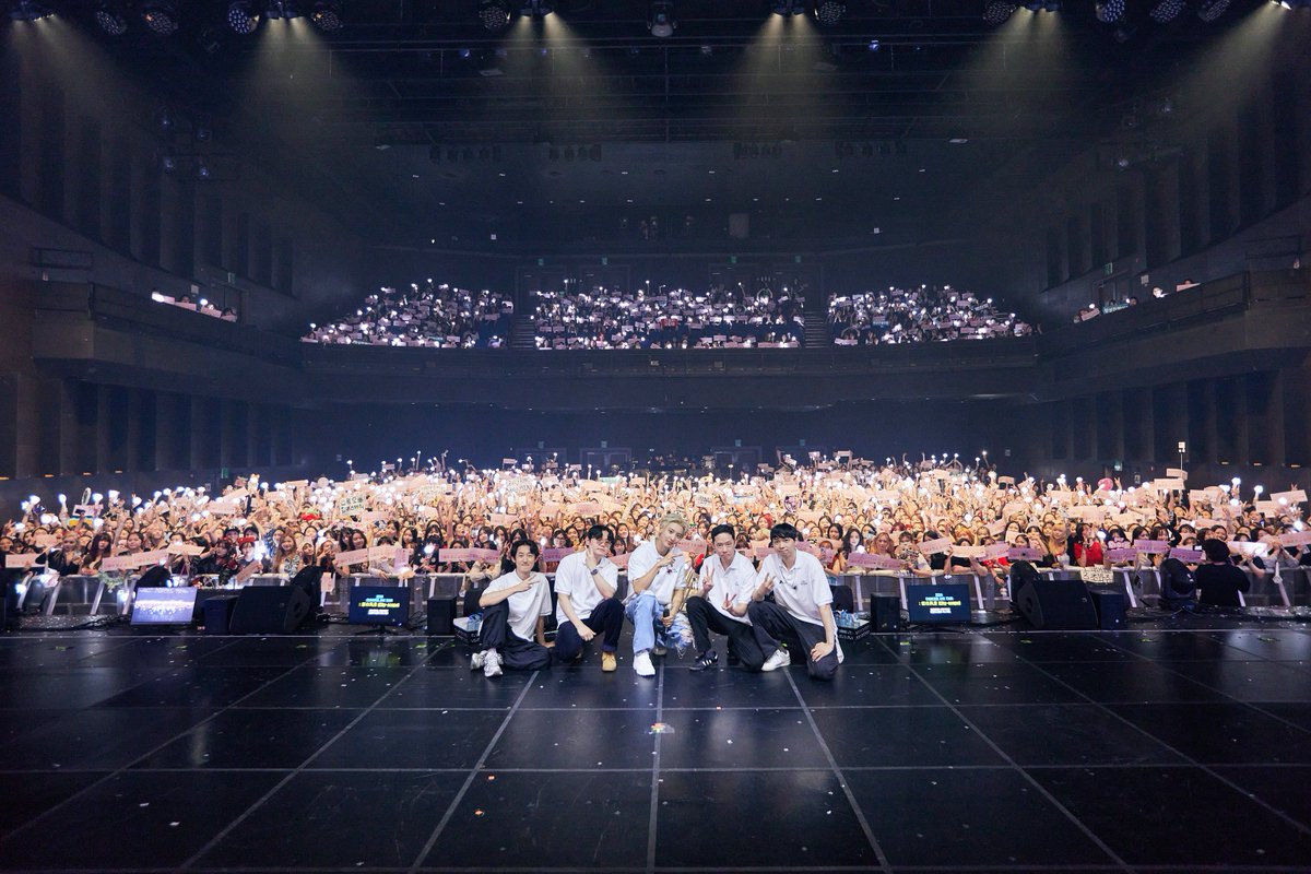 weareoneEXO tweet picture
