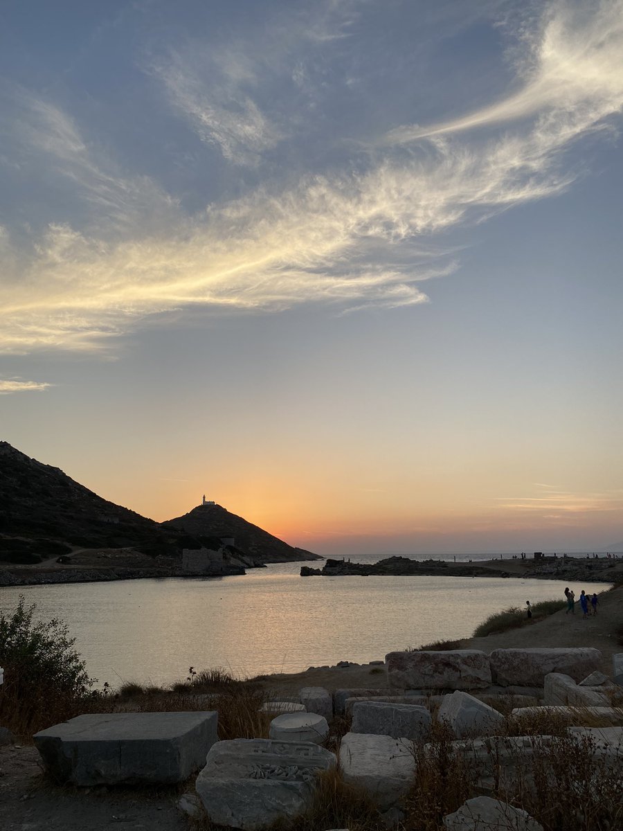 ‘Tanrım açamadık içimizi
Artık buluşmak mahşere kaldı
Ne yelken ne gemi var limanda
Kaçmak bir uzun sefere kaldı
Mercan bir sahildeymiş gemiler
Bulmak kasvetli günlere kaldı’