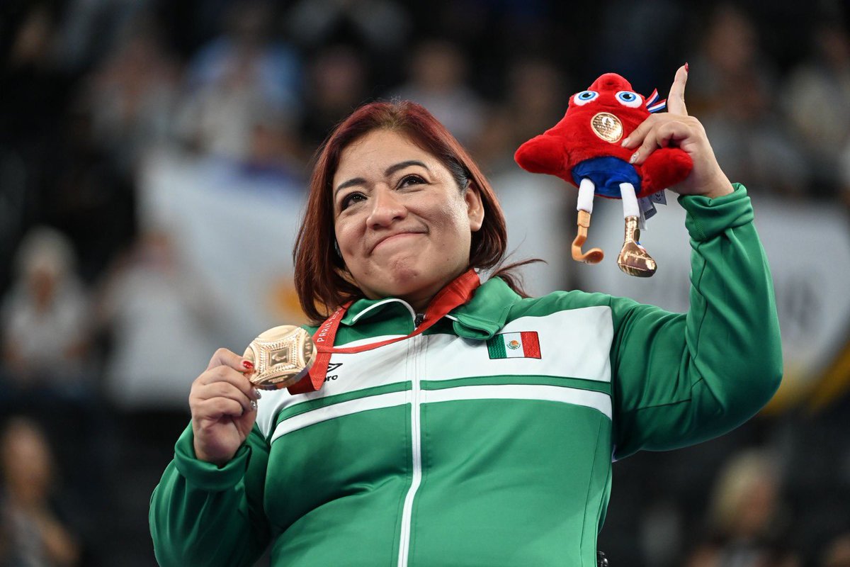 #PARIS2024 // Amalia Pérez  ganó la medalla de bronce 🥉 en la categoría hasta 61 kg femenil con su levantamiento de 130 kilos en el para powerlifting de los #JuegosParalímpicosParís2024  
Desde Sydney 2000 , ha logrado 7 preseas paralímpicas: 4 de oro, 2 de plata y 1 de bronce