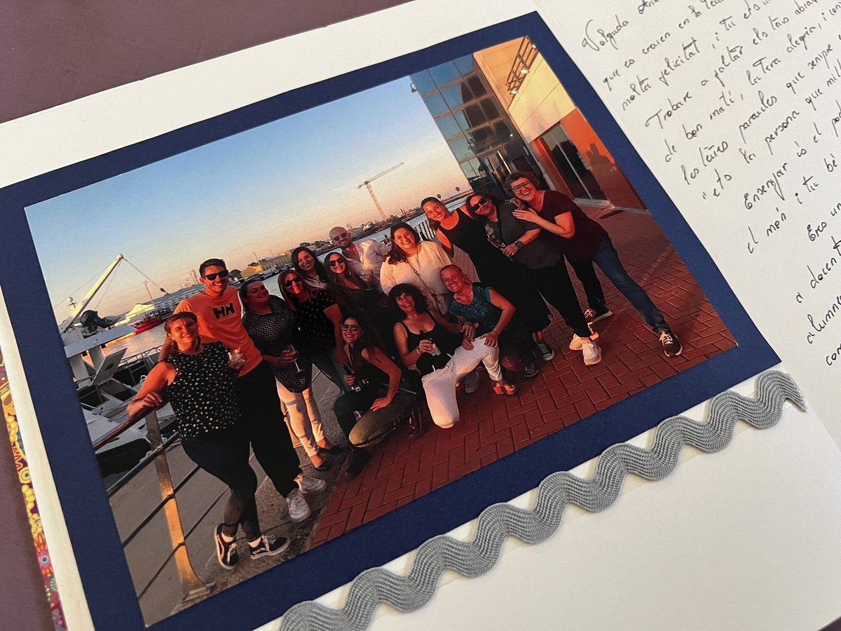 Així em veu i s’acomiada @krispamparo en el llibre que m’ha regalat el professorat de l’<a href="/iesjaumei/">@iesjaumei</a> per la meua jubilació.
Vull donar-vos les gràcies per les totes les vostres paraules i el vostre carinyo. Me’n vaig amb un gran sentiment d’estima i agraïment. Sempre en el meu ❤️