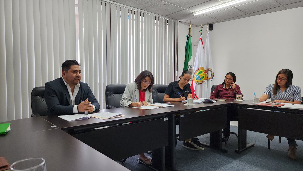 WalMtzOlvera's tweet photo. 🗓️ Realizamos la 4a Sesión Ordinaria de Entrega-Recepción, trabajar con nuestros compañeros de la @CGEVeracruz para el cambio de administración nos hace saber que, con trabajo en equipo, caminamos a una transición de 💯.

Y tú ¿Eres #TeamProgob?
@PROGOB_Veracruz
#MeLlenaDeOrgullo https://t.co/aRbrSEYaqo