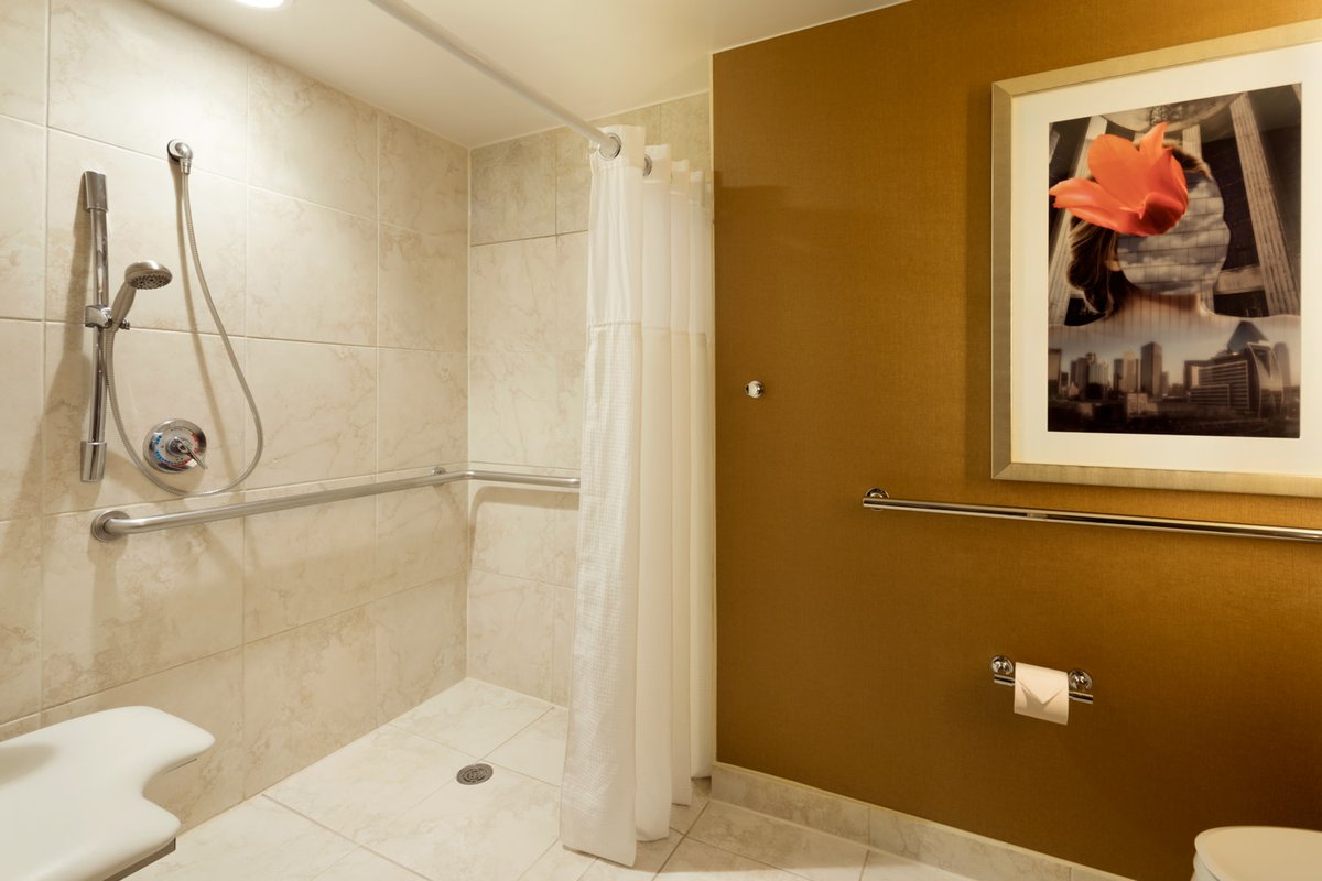 Accessible guest room bathrooms for all our guests for a seamless stay. 🚿