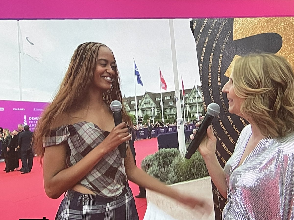 La jeune réalisatrice Malia Ann, fille de Barack et Michelle #Obama est présente à la soirée d’ouverture du Festival de <a href="/DeauvilleUS/">Festival de Deauville</a> pour présenter son court métrage #TheHeart
