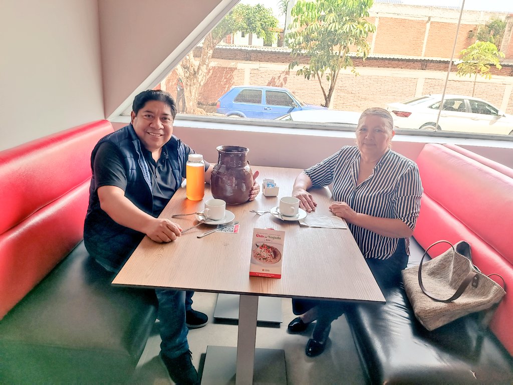 #FelizViernesATodos 
Un gustazo disfrutar de un cafecito de olla con mi estimada amiga líder de Pueblo Nuevo, Centro #Oaxaca Maura Silva, #Sonrian y disfruten de un buen café....si no hay por lo menos un #Nescafe, pregunta del día, como anda el #Dolar hoy?