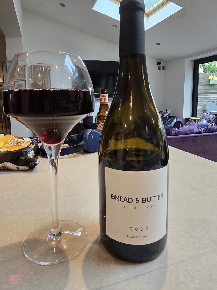 #FridayWineClub
Enjoy your weekend ladies and gents 🍷