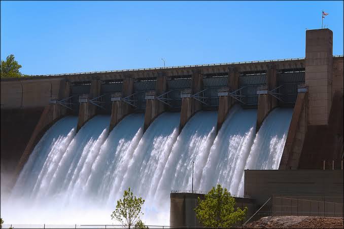 ibroraheem's tweet image. 🔌 Welcome to #PowerExplained! Every Friday, I’ll break down how electricity gets to your home, the challenges we face, and the solutions we need.
Today, we’re starting with the history of electricity in Nigeria and the role of Kainji Dam. ⚡👇
