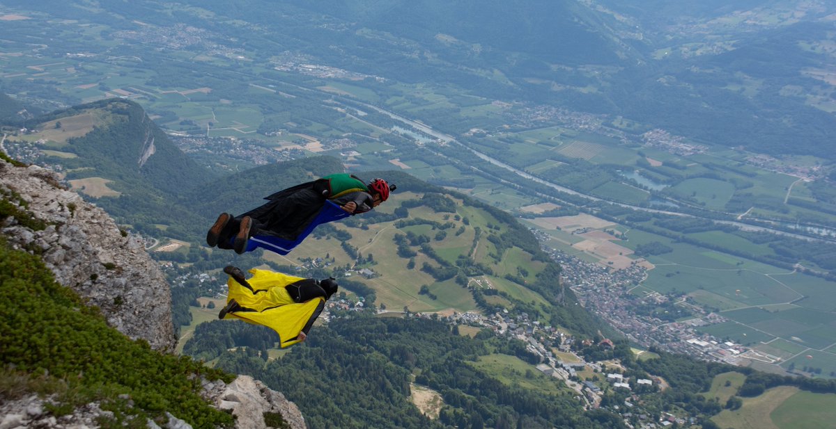 BASE Jumper Dies After Plummeting 6,000 Feet Off Cliff dlvr.it/TCwC5K