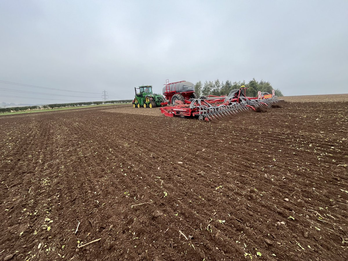 Wheat drilling for harvest ‘25 has commenced today. Not much dust! <a href="/McGregorFarms/">McGregor Farms</a> <a href="/DJFuller1969/">DavidFuller</a> <a href="/JohnDeere/">John Deere USA</a> <a href="/HORSCHUK/">HORSCH UK</a>