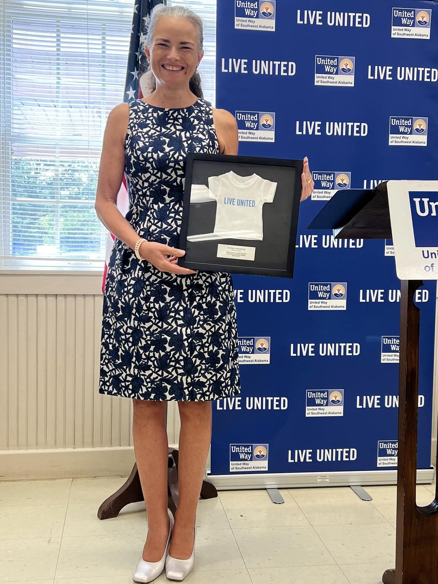 ALPowerFdn's tweet image. We're thrilled to highlight and celebrate APSO volunteer Michelle McAndrews for her outstanding commitment to serving our communities 🎉 Recently honored with the Grove Hill's United Way Heart of Gold Award!

#PowerofGood #ConnectingWithCommunity