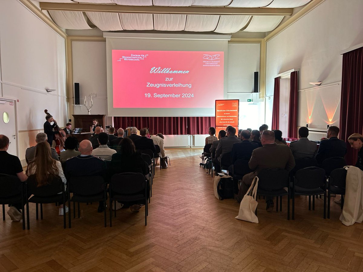 Donnerstag durften wir bei der feierlichen Zeugnisverleihung 13 AbsolventInnen des weiterbildenden Masterstudiengangs MFIS&amp;MCMI das Abschlusszeugnis überreichen. Wir gratulieren allen!/ Thursday we had the pleasure of presenting 13 graduates their diplomas. Congratulations!#HSU