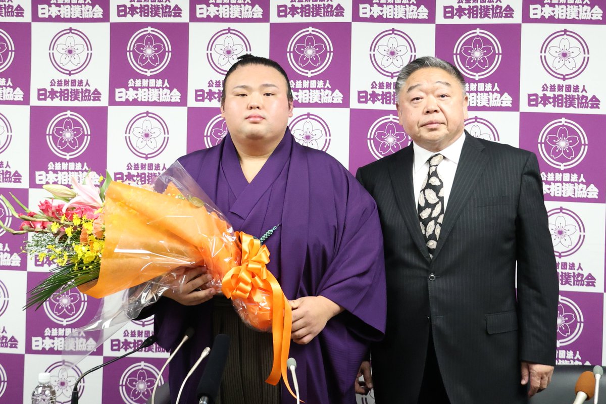 sumokyokai's tweet photo. ＜貴景勝引退＞
今日まで育てていただいて、本当に感謝していますと言われ、目をうるわせた常盤山親方。
貴景勝のことを聞かれると、
絶対に"痛い"と言わない力士。部屋の弟弟子にも的確な指導をしてくれると話しました。

「勝って驕るな　負けて腐るな」
「武士道精神」
この言葉を大切に過ごしてきた10年の相撲人生に幕を閉じ、今後は年寄 湊川として後進の指導にあたります。

#sumo #相撲 #貴景勝