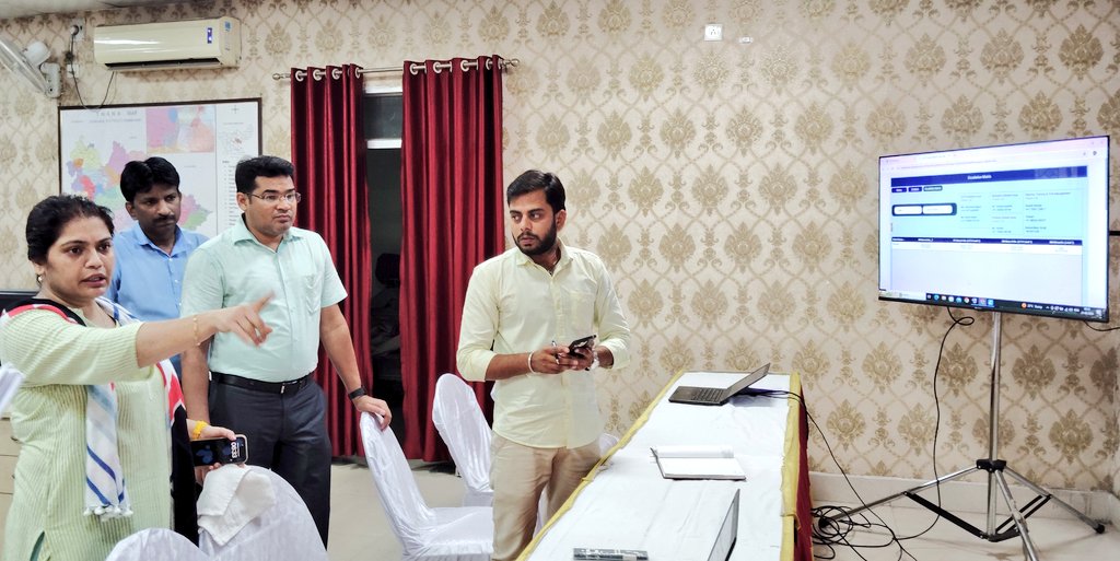 आयोजित झारखंड सामान्य स्नातक योग्यताधारी संयुक्त प्रतियोगिता परीक्षा 2023 (जेएसएससी-सीजीएल) को लेकर जिला नियंत्रण कक्ष में अधिष्ठपित सीसीटीवी मॉनिटर के माध्यम से केंद्राधीक्षक कक्ष से जायजा लिया।
<a href="/JharkhandCMO/">Office of Chief Minister, Jharkhand</a> 
<a href="/prdjharkhand/">IPRD Jharkhand</a> 
<a href="/airnews_ranchi/">आकाशवाणी समाचार, राँची | Akashvani News, Ranchi</a>
<a href="/RanchiPIB/">PIB in Jharkhand 🇮🇳</a>