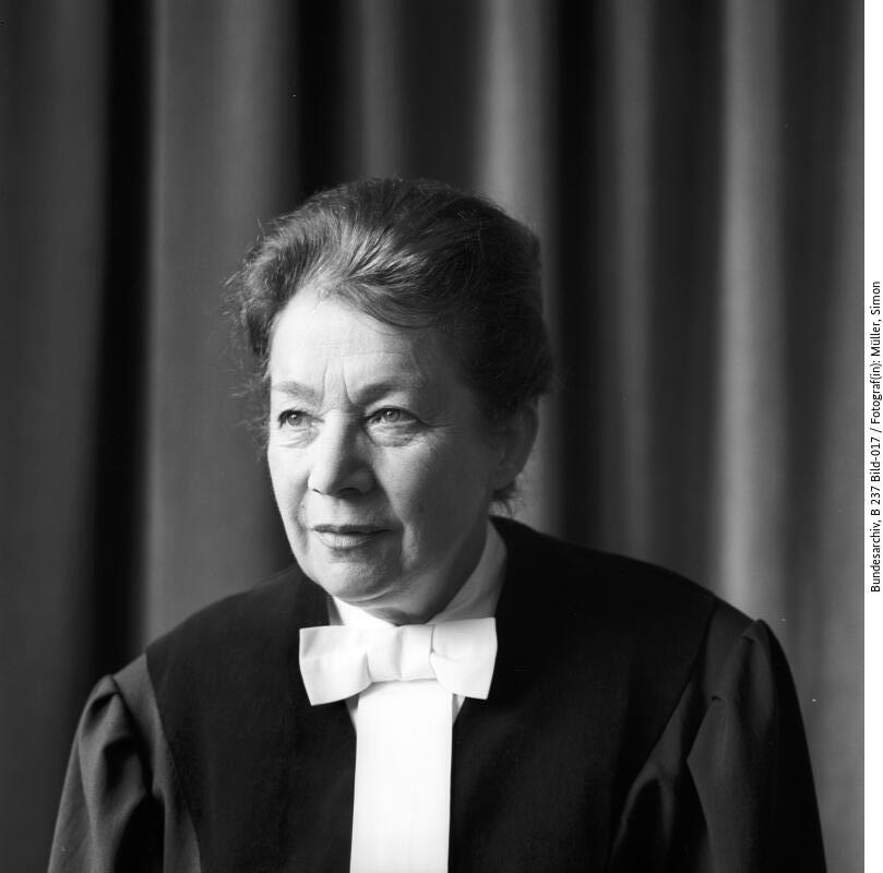HeikeSpecht's tweet photo. Vor 131 Jahren wurde Erna Scheffler geboren. Jene Frau, die dem Patriarchat  die Kronjuwelen stahl. 1951 wurde sie als erste Richterin ans  Bundesverfassungsgerichtes berufen und sorgte dafür, dass die Frau nicht nur als Staatsbürgerin, sondern auch als Ehefrau und Mutter https://t.co/TGxBsWClhc