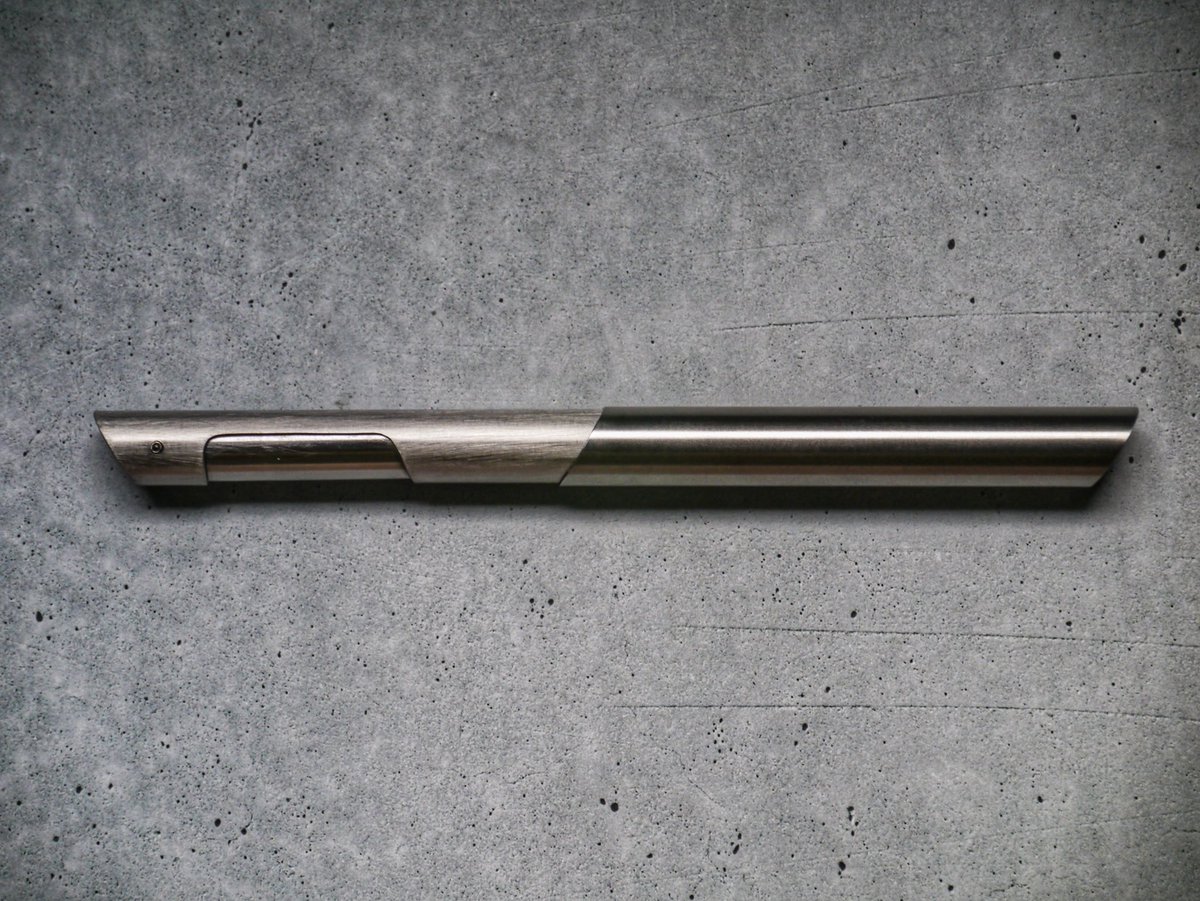 felo__9's tweet image. 購入品紹介①

Lucio Rossi Design / Ink Machine

憧れの一本だったLRDの万年筆。
インクの吸入方式がユニークなペンで、ステンレスの質感やヘアライン加工が美しい。
デザインもとても素晴らしく、無機質でモダンな雰囲気が格好いい。

#luciorossidesign