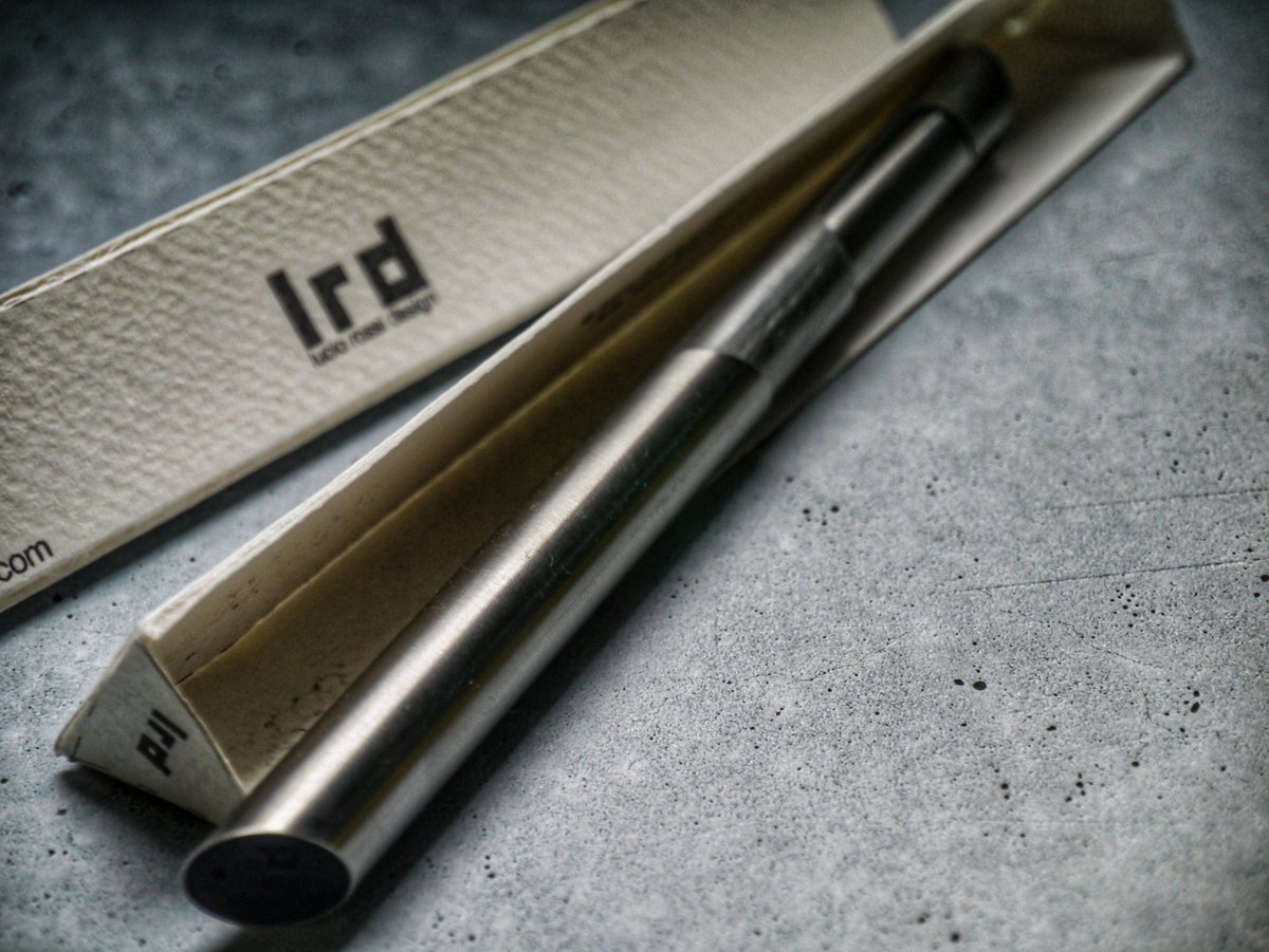 felo__9's tweet image. 購入品紹介①

Lucio Rossi Design / Ink Machine

憧れの一本だったLRDの万年筆。
インクの吸入方式がユニークなペンで、ステンレスの質感やヘアライン加工が美しい。
デザインもとても素晴らしく、無機質でモダンな雰囲気が格好いい。

#luciorossidesign