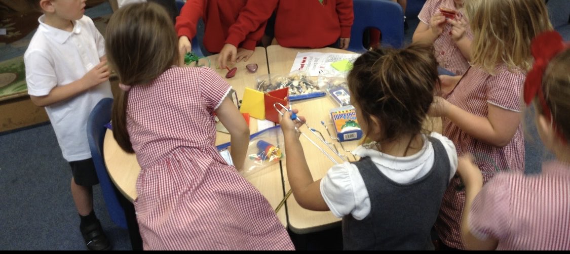 Willow Class used artefacts yesterday, just as Historians do, in order to begin answering questions about the past for their history of toys protect. #younghistorians #learningthroughplay