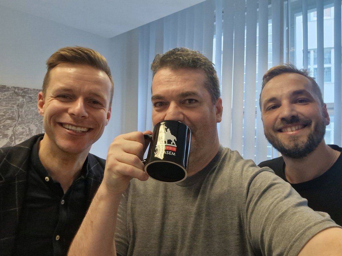 Ozval sa mi @dzoukr, že má pre mňa cool hrnček. Malo to ale háčik. Rozdáva ho iba hosťom podcastu <a href="/podvocasem/">PodVocasem</a>. Takže onedlho budete musieť počúvať moje kecy o minulosti, súčasnosti a možnej budúcnosti Javascriptu. Sorry, ale ten hrnček som fakt chcel.