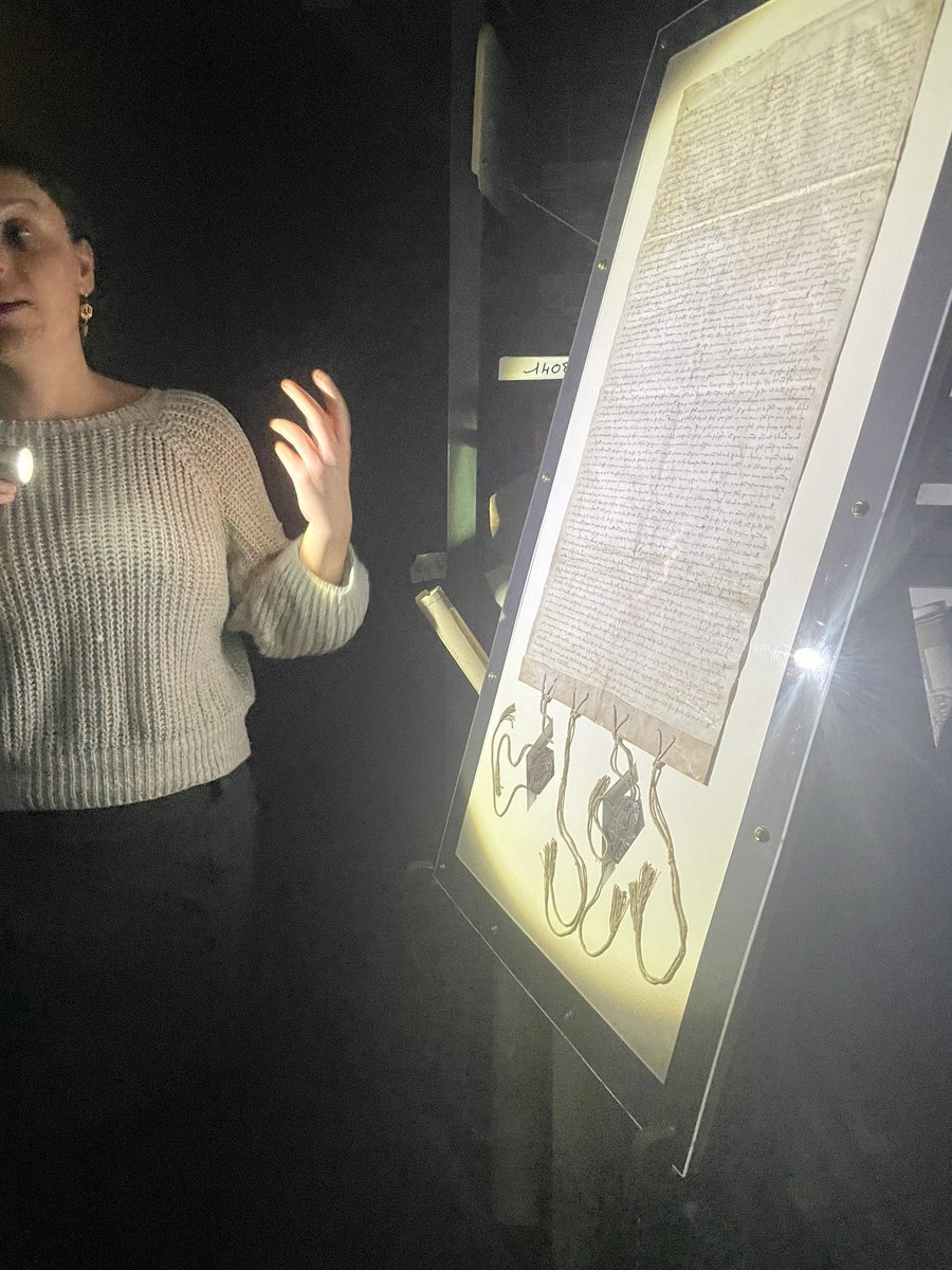 Elodie Mareau (@elodiemareau) on Twitter photo A l’occasion des <a href="/jep/">Journéesdupatrimoine</a> à Aurillac, l’équipe des archives départementales vous propose de découvrir de belles pépites à la lumière de nos lampes de poche. Ici l’acte d’état civil du président Pompidou et un contrat de paix du Moyen Âge. Merci 📖🏰🔦 A l’occasion des <a href="/jep/">Journéesdupatrimoine</a> à Aurillac, l’équipe des archives départementales vous propose de découvrir de belles pépites à la lumière de nos lampes de poche. Ici l’acte d’état civil du président Pompidou et un contrat de paix du Moyen Âge. Merci 📖🏰🔦