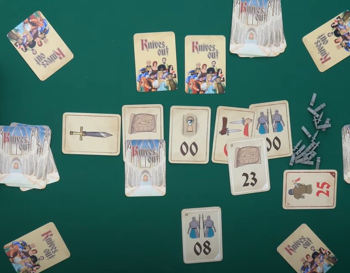 taula_de_jocs's tweet photo. @Guerrademitos @eloipujadas @AlbaAragonArt Knives Out. Cada participant dóna suport a dos dels aspirants al tron. Juga les cartes amb astúcia per intentar decidir quines accions fer, apunyala els candidats, traeix els companys i fes que el teu candidat arribi viu al final. Com es juga @GLIRProd: https://t.co/LM5XAkViQQ https://t.co/namtn8qOZu